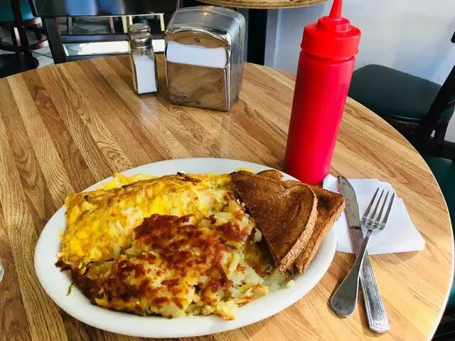 Peanuts Deluxe Cafe